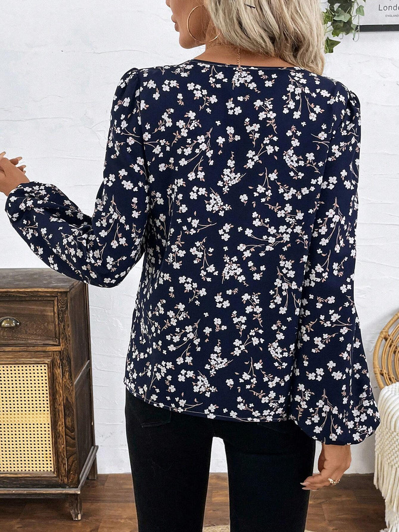 Camisa oscura de manga larga con estampado floral delicado para mujer