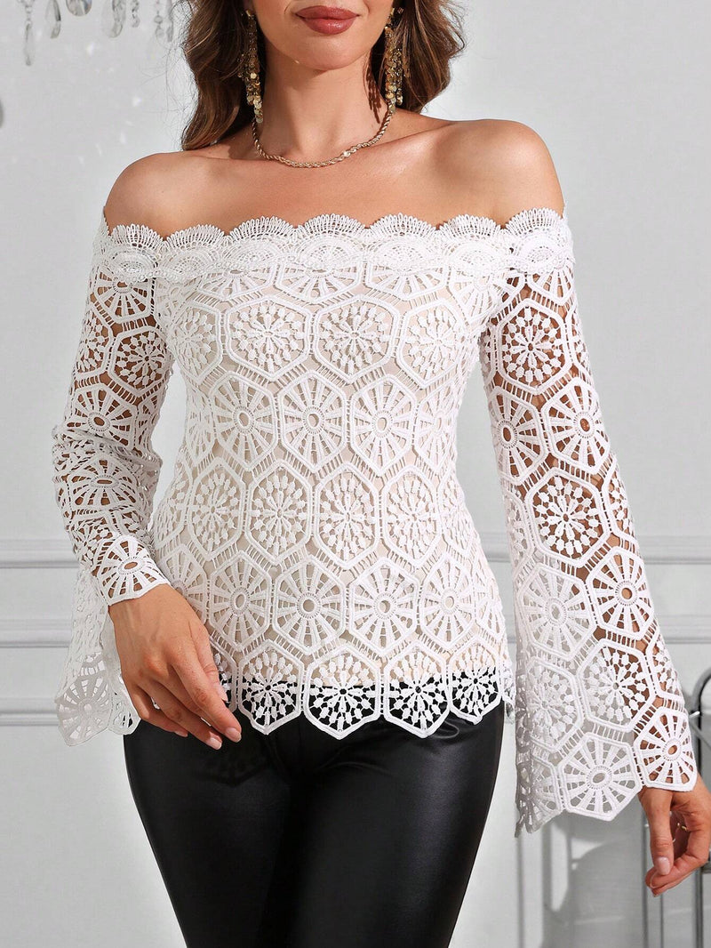 Blusa blanca con mangas acampanadas y hombros descubiertos de encaje