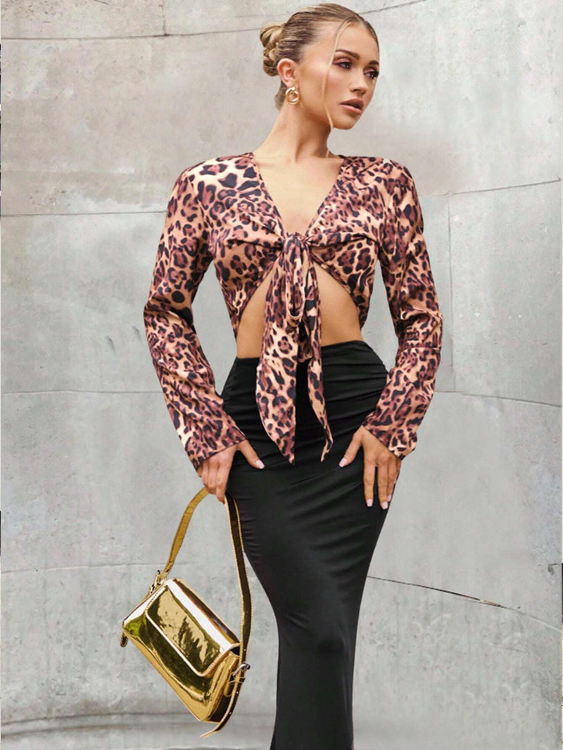 Blusa corta con estampado de leopardo y nudo delantero