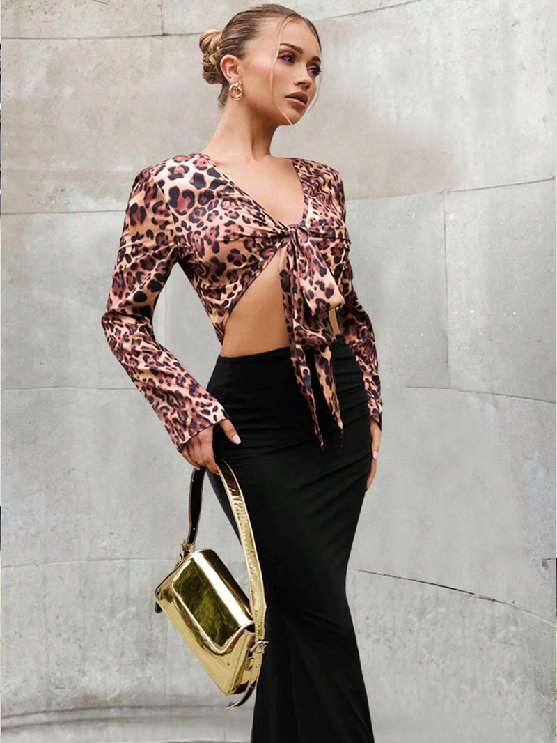 Blusa corta con estampado de leopardo y nudo delantero