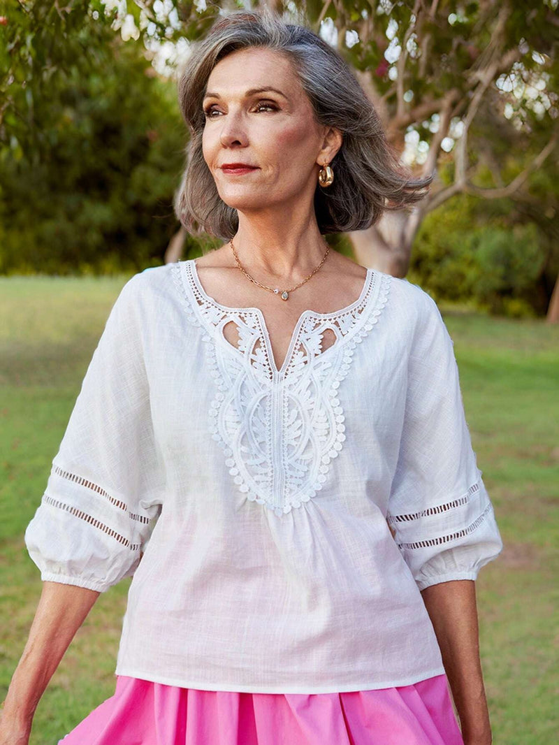 EMERY ROSE Blusa de verano para mujer con corte holgado, encaje contrastante, escote en V con muescas y mangas con forma de linterna