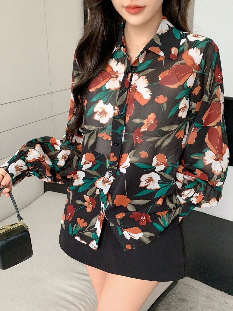 DAZY Blusa de chifon con botones frontales y estampado floral