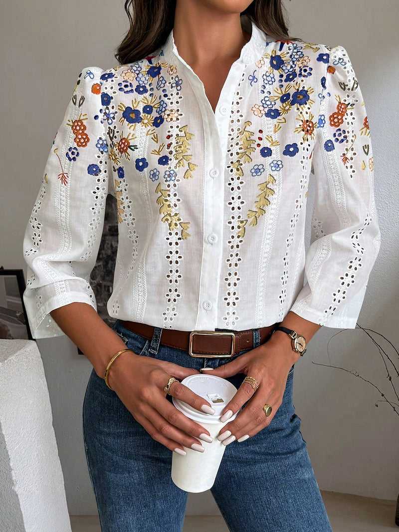 Camisa floral bordada con botones en la parte delantera