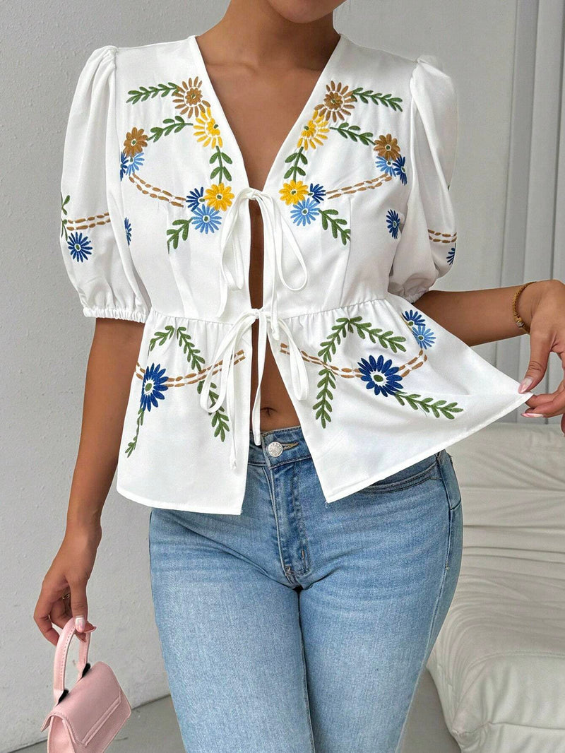 Camisa de verano de mujeres con manga corta, lazo decorativo y bordado