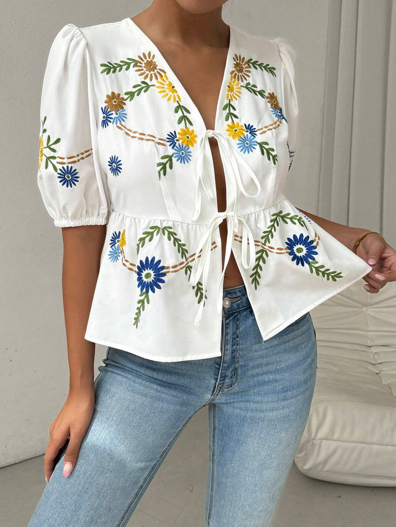 Camisa de verano de mujeres con manga corta, lazo decorativo y bordado