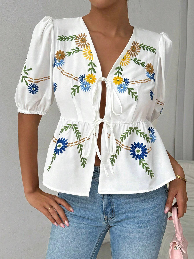 Camisa de verano de mujeres con manga corta, lazo decorativo y bordado