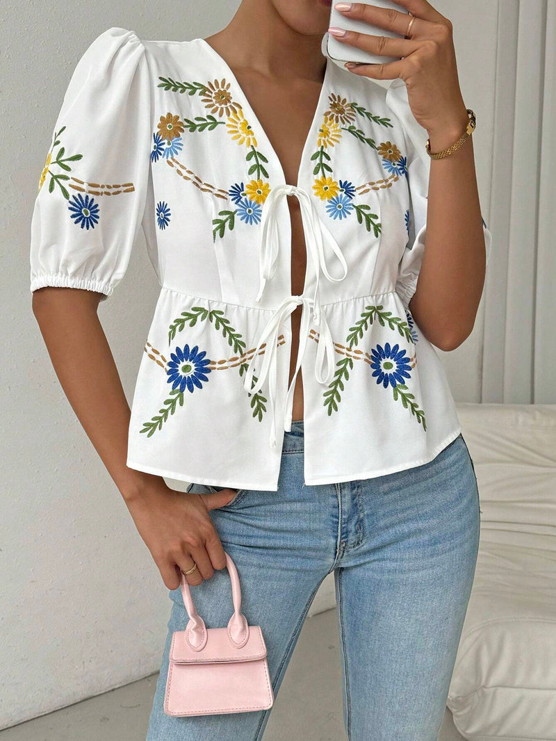 Camisa de verano de mujeres con manga corta, lazo decorativo y bordado