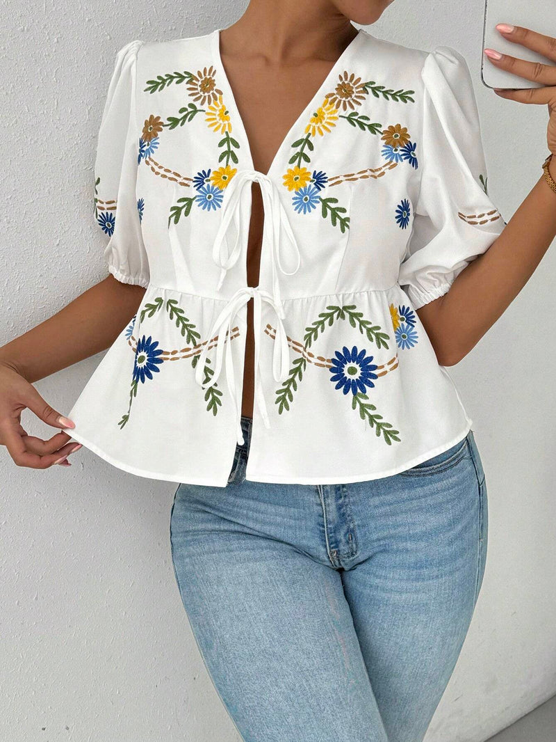 Camisa de verano de mujeres con manga corta, lazo decorativo y bordado