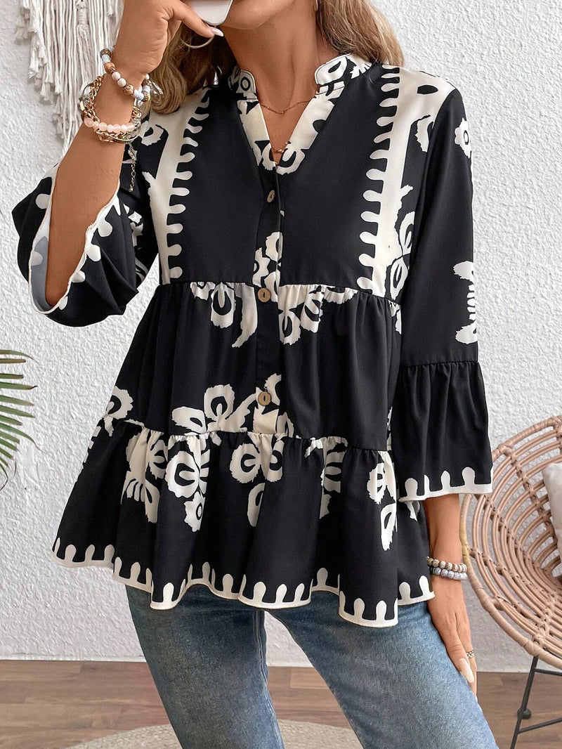 Blusa de mujeres con capas multiples y botones medio abiertos con ribete de volantes