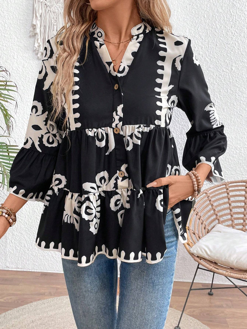 Blusa de mujeres con capas multiples y botones medio abiertos con ribete de volantes