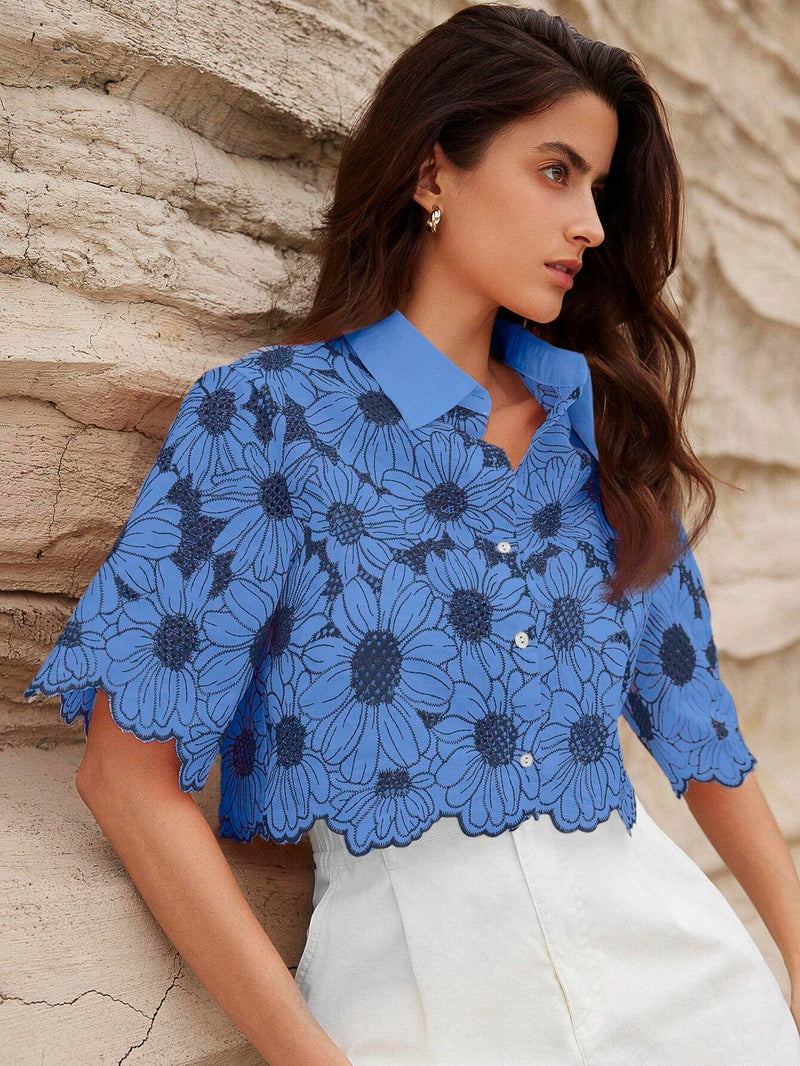 Camisa de verano elegante con bordado de margaritas al azar y mangas cortas ahuecadas para mujer