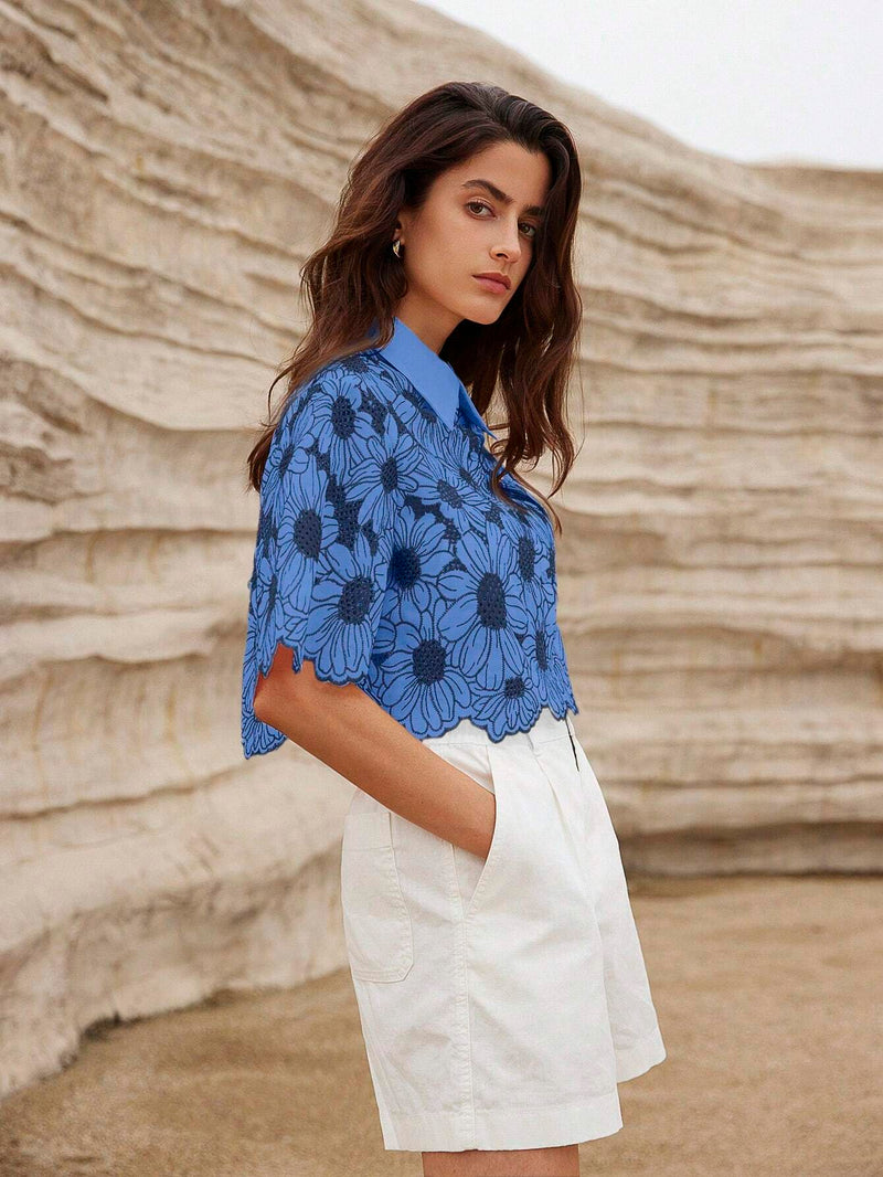 Camisa de verano elegante con bordado de margaritas al azar y mangas cortas ahuecadas para mujer