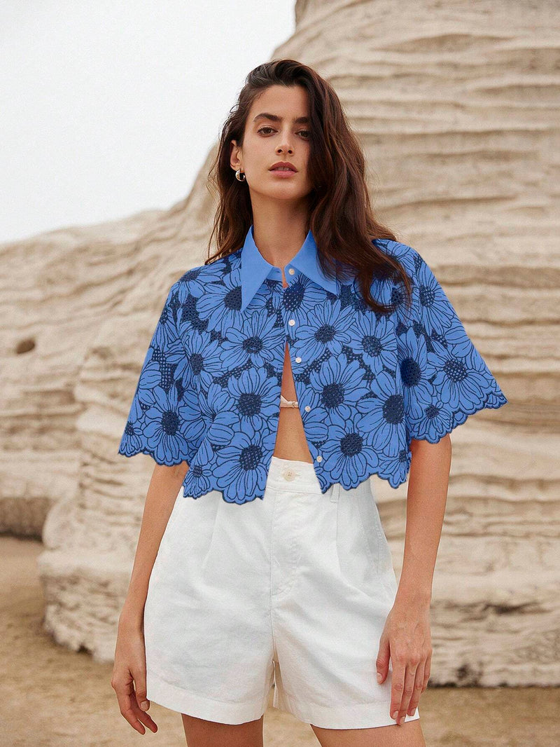 Camisa de verano elegante con bordado de margaritas al azar y mangas cortas ahuecadas para mujer