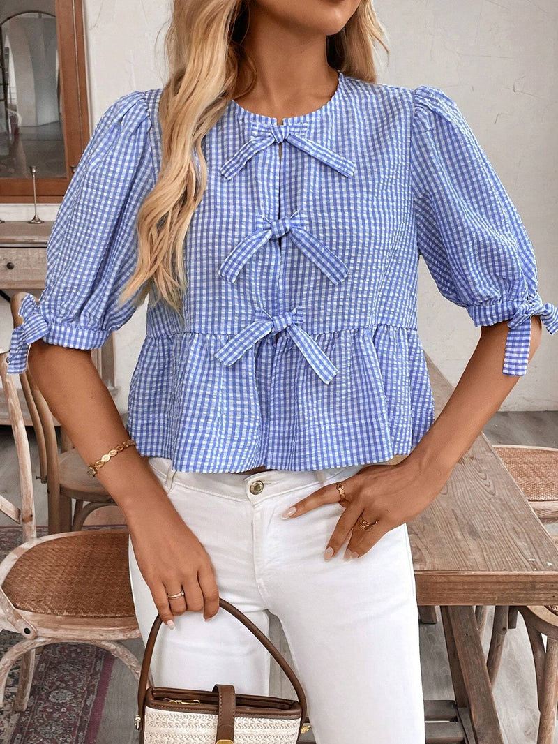 Frenchy Camisa de cuadros de manga corta con cuello redondo para mujeres con lazo en la parte delantera, dobladillo con volantes, suave y coa, elegante