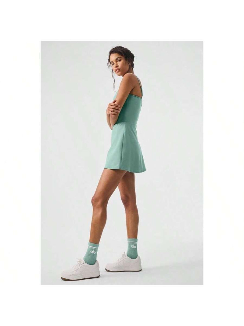 Alo yoga vestido de tenis alosoft courtside - verde botanico