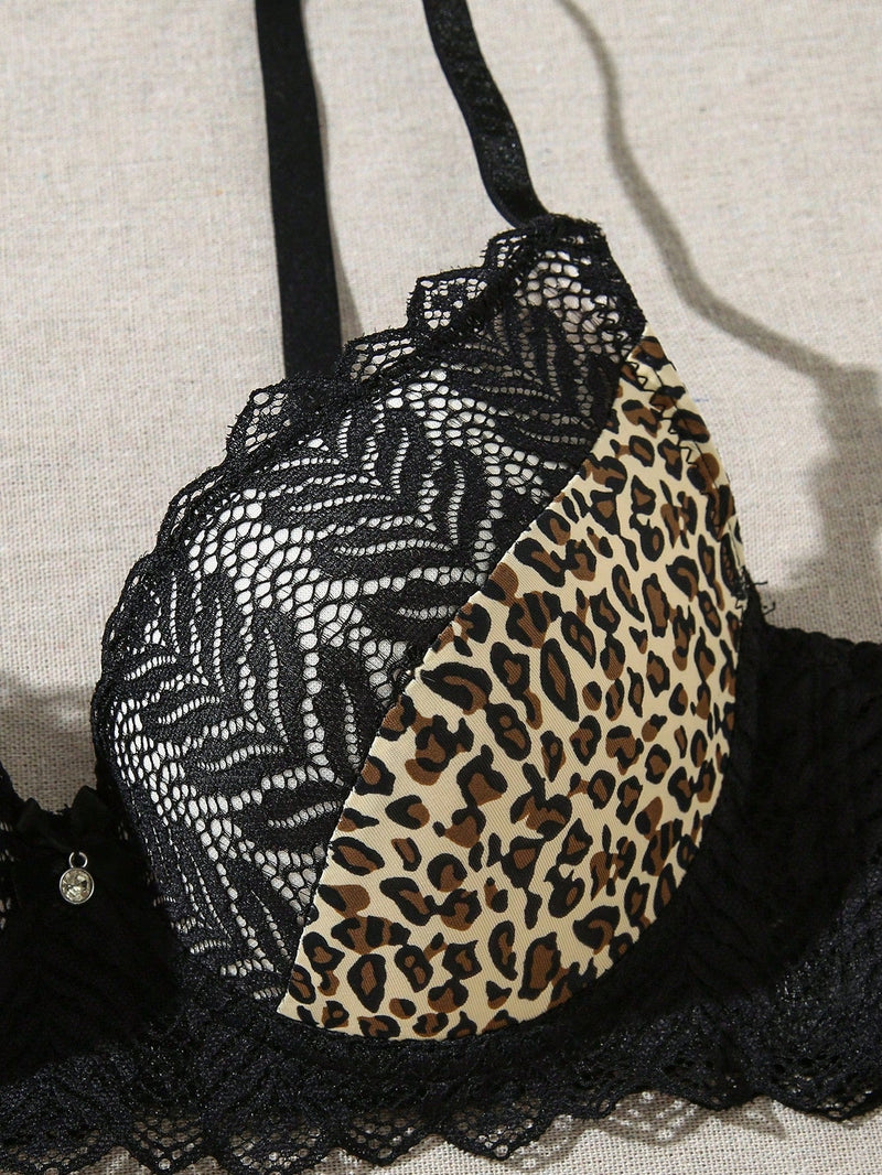 Ropa interior de mujer con estampado de leopardo, encaje en contraste y aros para el sosten