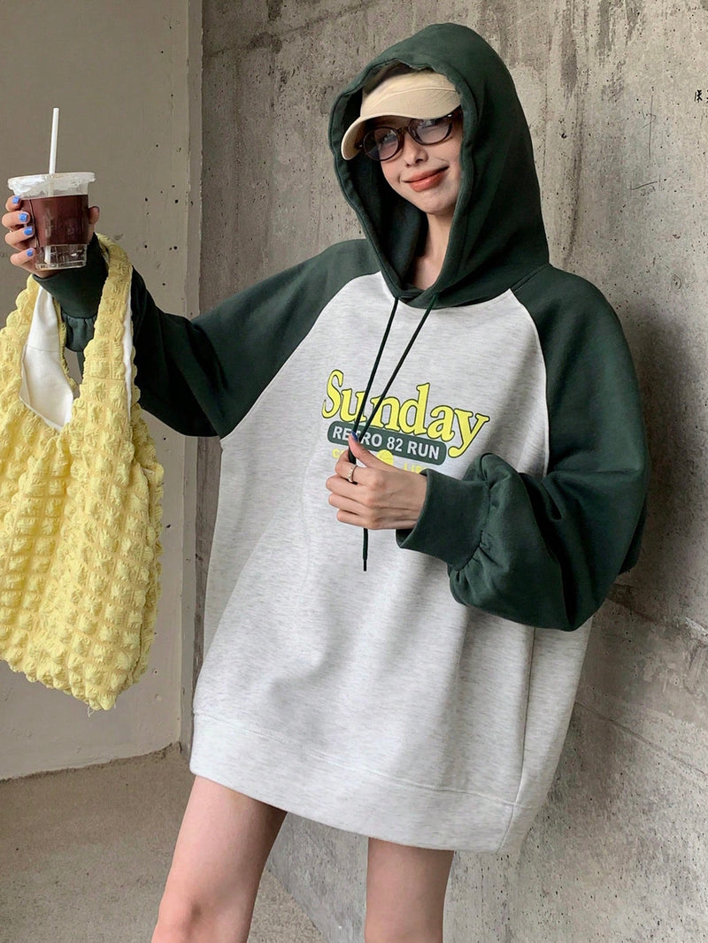 Dazy sudadera casual con capucha de mujer, estampado de parches y manga larga