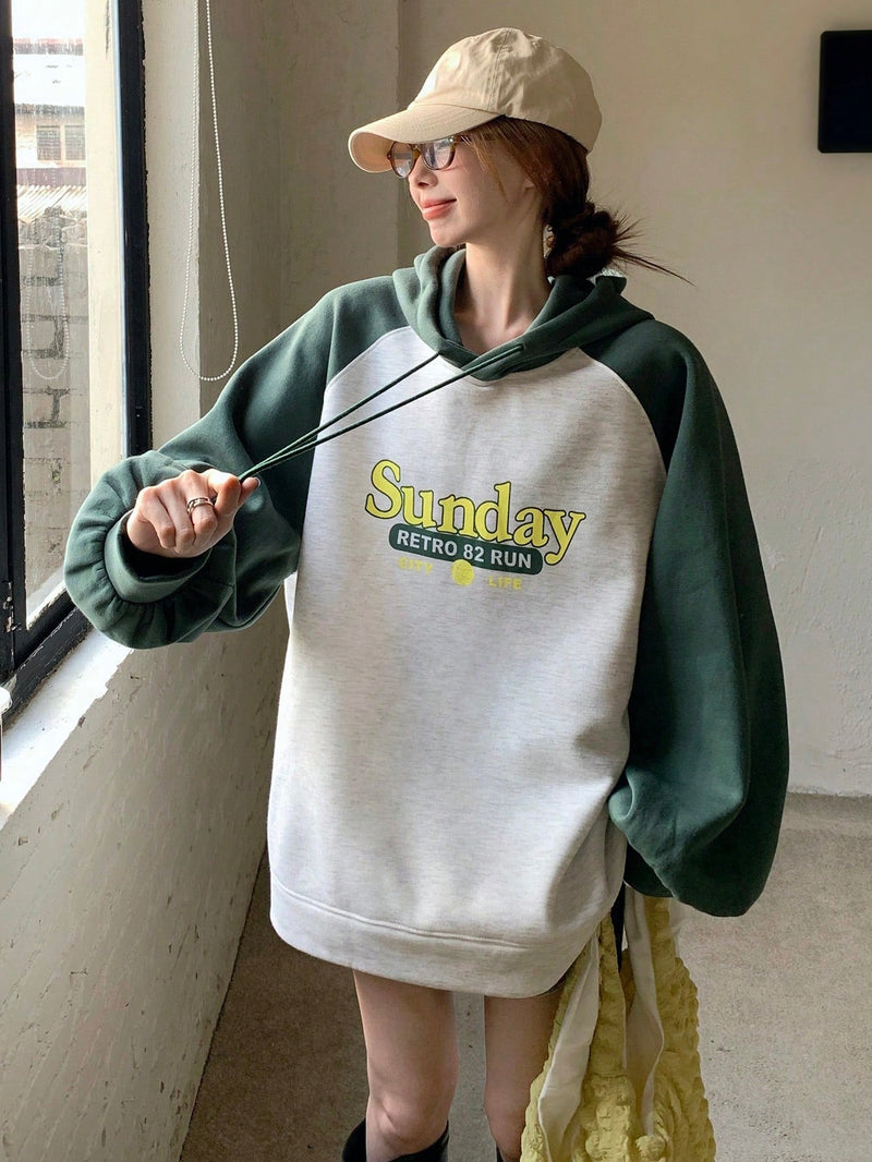 Dazy sudadera casual con capucha de mujer, estampado de parches y manga larga