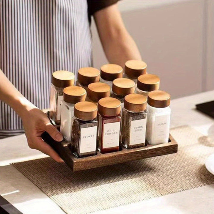 Un juego de 12/6 tarros de especias de vidrio cuadrado con tapas de madera, recipientes de vidrio resistentes al óxido con tapas de rosca, botellas de condimento con patrón para la organización de la cocina.
