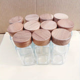 Un juego de 12/6 tarros de especias de vidrio cuadrado con tapas de madera, recipientes de vidrio resistentes al óxido con tapas de rosca, botellas de condimento con patrón para la organización de la cocina.