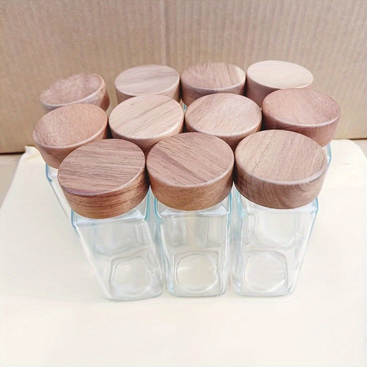 Un juego de 12/6 tarros de especias de vidrio cuadrado con tapas de madera, recipientes de vidrio resistentes al óxido con tapas de rosca, botellas de condimento con patrón para la organización de la cocina.
