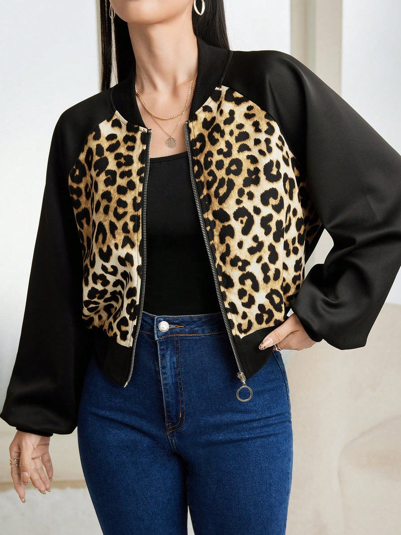 Mulvari chaqueta bomber con cuello redondo, cierre de cremallera metalico y estampado de leopardo de moda