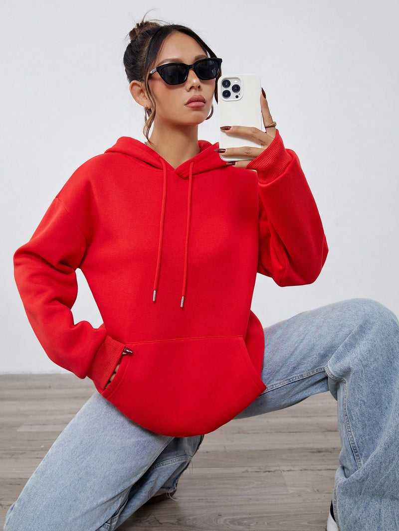 Sudadera con capucha, cordon y estampado grafico "feliz navidad" de moda minimalista en color rojo festivo para mujer, calida para otono/invierno