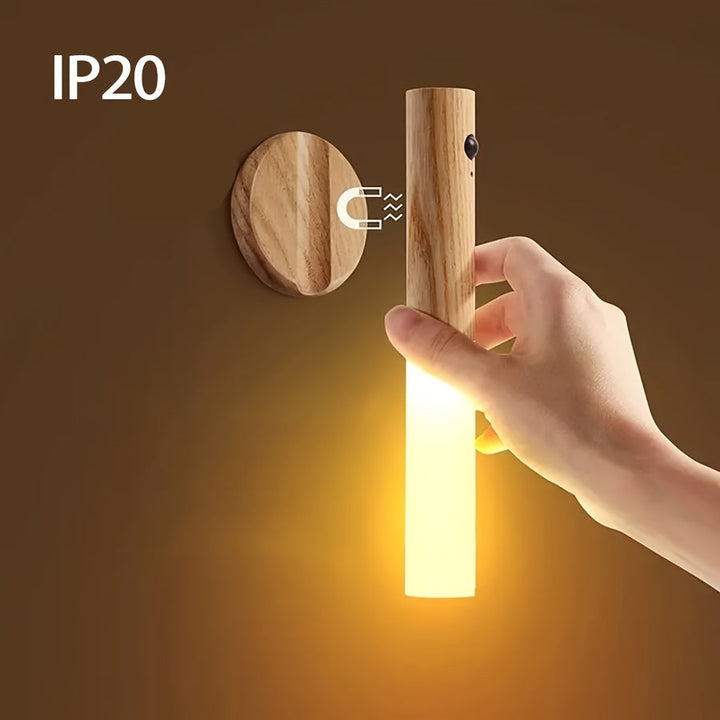 Una pieza de una impresionante lámpara de inducción de cristal que también es a prueba de polvo.