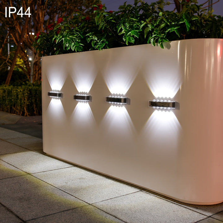 Luz de lavado de pared LED solar para exteriores con carcasa negra, montaje semi empotrado, control de sensor de luz, accesorio desmontable, sombra de plástico, batería de níquel de 600mAh, sin control remoto, luz de lavado incluida, módulo fotovoltaico