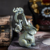 Un conjunto decorativo de figuritas de madre y elefante, perfecto para regalos del Día de la Madre.