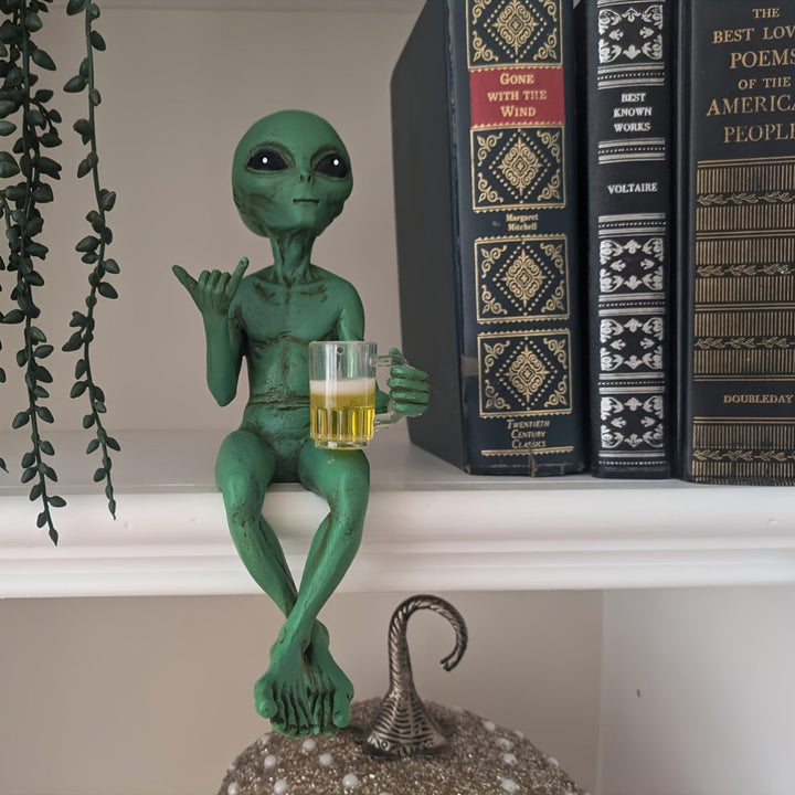 Estatuilla Divertida de Alien Bebiendo Cerveza - Figura Humorística en Resina Verde con Símbolo de Paz y Jarra, Decoración para Escritorio o Estantería para Fans de Ciencia Ficción, Regalo de Pascua, Arte Murales Artesanal, Artículo Novedoso y Juguetón