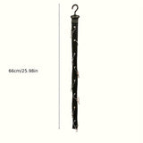 Una caja de almacenamiento para gorras de béisbol con clips, con ocho clips y capacidad para sostener 16 gorras en un estante, junto con ganchos para colgar gorras.