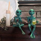 Estatuilla Divertida de Alien Bebiendo Cerveza - Figura Humorística en Resina Verde con Símbolo de Paz y Jarra, Decoración para Escritorio o Estantería para Fans de Ciencia Ficción, Regalo de Pascua, Arte Murales Artesanal, Artículo Novedoso y Juguetón