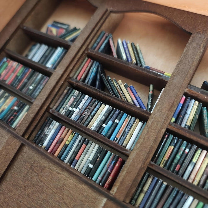 Estantería Ansiosa con 200 Libros en Miniatura Únicos - 24.99 x 19.99 cm - Exhibición Creativa y Decoración Relajante, Estantería Vibrante, Decoración de Oficina de Carpintería, Estantería Pequeña Vibrante para Escritorio y Decoración de Estantería