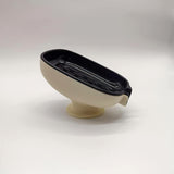 El recipiente de jabón cuenta con agujeros de drenaje y un diseño de succión para uso en el hogar, evitando la acumulación de agua. Es una adición minimalista y creativamente lujosa para baños.