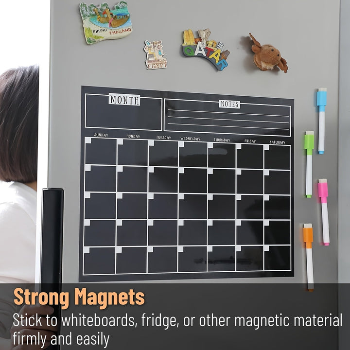 Calendario Magnético Negro Elegante y Eficiente para Nevera - 37.34 x 29.97cm Material PET, Planificador Mensual con Notas Semanales y 4 Marcadores Coloridos, Ideal para Organizar Actividades Familiares y Recordatorios