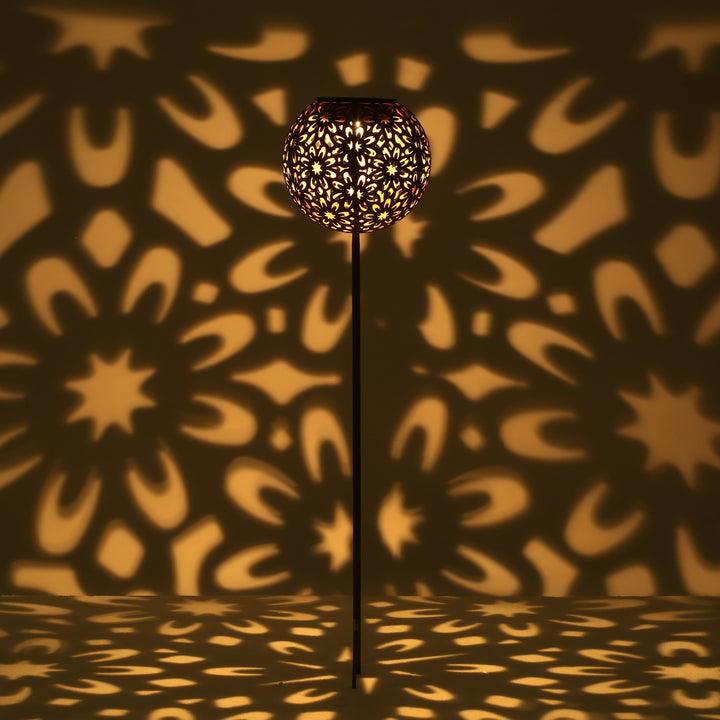 1pc Lámpara de proyección de flores huecas con enchufe de metal solar para suelo, adecuada para jardín, patio, césped, camino, balcón, estanque, decoración navideña, regalos para amigos.