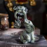 Un conjunto decorativo de figuritas de madre y elefante, perfecto para regalos del Día de la Madre.