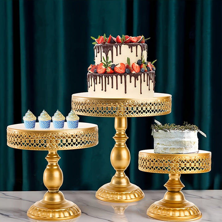 Estante para postres en una tienda de cocina para el hogar, mostrando varias estanterías de productos.