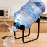 Soporte para Hervidor de Hierro de 1 Pieza con Bomba de Agua Manual para Botellas Grandes - Metal Negro Duradero, Juego de Grifo de Vertido Fácil para Uso en el Hogar y la Oficina