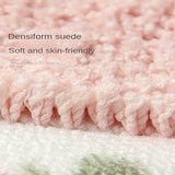 Una alfombra ovalada en la entrada, una alfombra junto a la cama cerca de la ventana salediza, una alfombra antideslizante para el baño y una alfombra absorbente para el cuarto de baño.