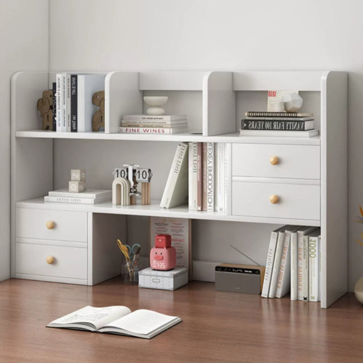 Un conjunto de estanterías para escritorio, ideal para organizar libros y otros artículos en tu escritorio de computadora, con una solución de almacenamiento versátil que se adapta bien a las estaciones de trabajo de computadora.