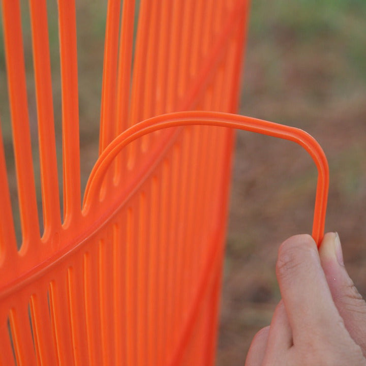 Rastrillo de Plástico Resistente con Mango Ergonómico Naranja - Herramienta de Gran Capacidad para Hojas Otoñales, Cortacésped y Mantenimiento del Jardín, Sin Necesidad de Electricidad