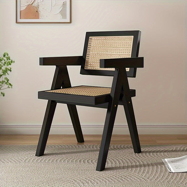 Dos sillas de ratán resistentes con reposabrazos y un sofá estilo japonés tejido, ideales para el hogar o comedor. Adecuadas tanto para interiores como exteriores, perfectas para la merienda al aire libre