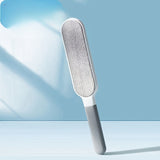 Una cepillo de doble lado para recoger pelo de mascotas y polvo, diseñado para limpieza electrostática manual. Hecho de polipropileno duradero, se puede utilizar en ropa, sofás, muebles, ropa de cama y alfombras sin necesidad de electricidad.