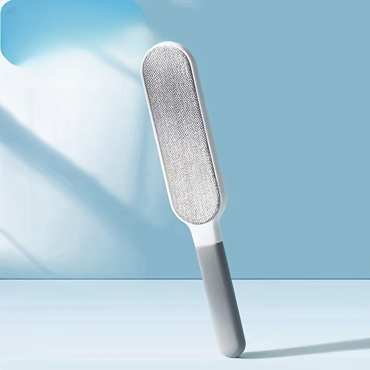 Una cepillo de doble lado para recoger pelo de mascotas y polvo, diseñado para limpieza electrostática manual. Hecho de polipropileno duradero, se puede utilizar en ropa, sofás, muebles, ropa de cama y alfombras sin necesidad de electricidad.