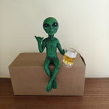 Estatuilla Divertida de Alien Bebiendo Cerveza - Figura Humorística en Resina Verde con Símbolo de Paz y Jarra, Decoración para Escritorio o Estantería para Fans de Ciencia Ficción, Regalo de Pascua, Arte Murales Artesanal, Artículo Novedoso y Juguetón