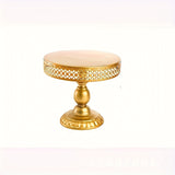 Estante para postres en una tienda de cocina para el hogar, mostrando varias estanterías de productos.