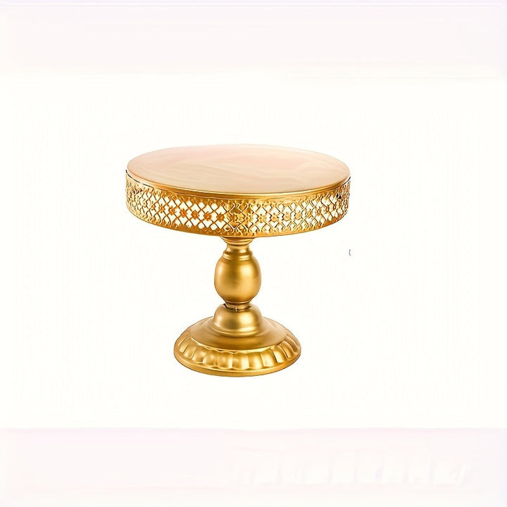 Estante para postres en una tienda de cocina para el hogar, mostrando varias estanterías de productos.