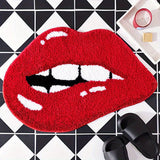 Alfombra de Baño Antideslizante con Labios Rojos de Peluche - Diseño Divertido de Labios Mordiendo, Absorbente y Lavable a Máquina, Alfombra de Ducha Ovalada con Base de TPR, Mezcla de Poliéster Suave para Decoración de Baño, Grosor de 2.5cm